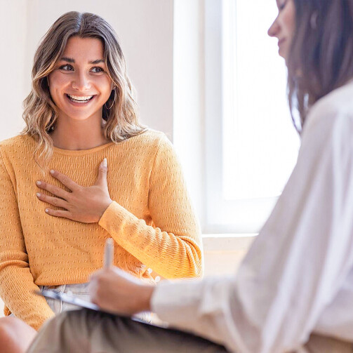 Ärztin im Gespräch mit Patientin, thematisch zur Psychiatrie und Neurologie.
